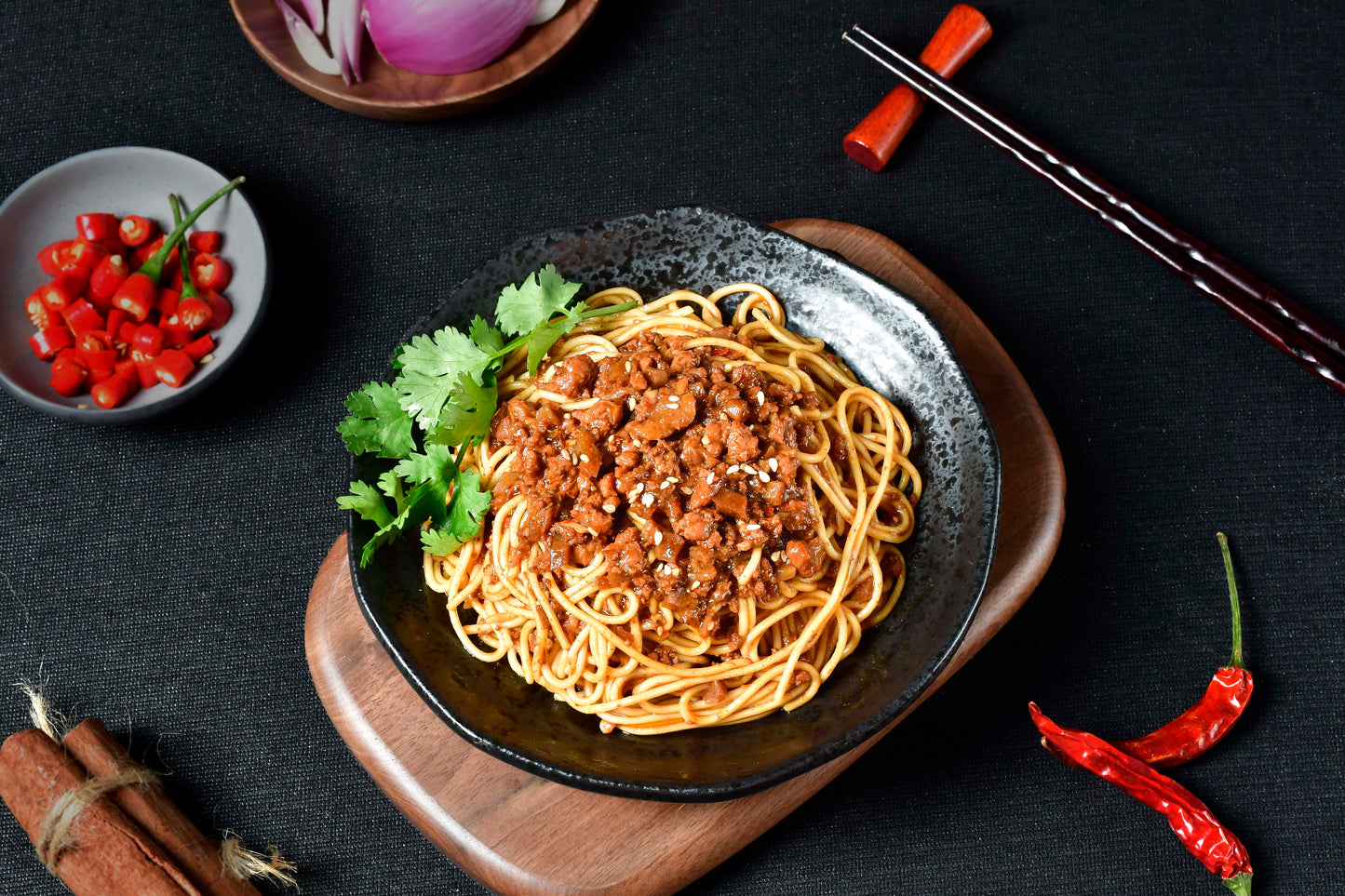 Noodles with minced meat sauce